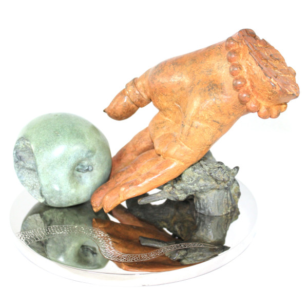 Too late -escultura en bronce de mano con manzana