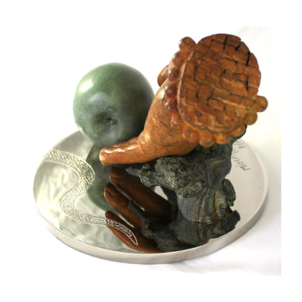 escultura en bronce - mano con manzana